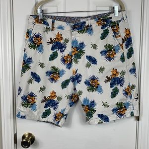 Denim & Flower Ricky Singh white flowered shorts size 36. Pockets.